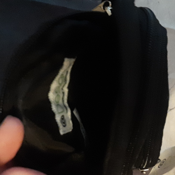 NWT phone purse crossbody leave design adjustable strap black 3 pockets - Picture 7 of 7